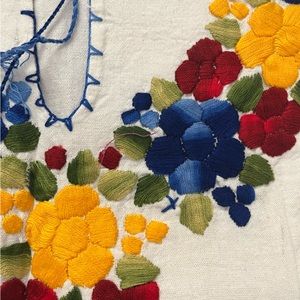 MEXICAN CRAFTS. Traditional embroidery blouse